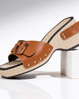 Keilsandalen Damen mit Schnalle und Nieten in Braun