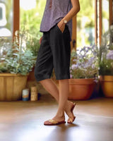 Knielange Damen-Leinenshorts mit weitem Bein in Schwarz