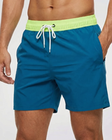 Kurze Herren-Badeshorts mit Kontrastbund in Grün Blau