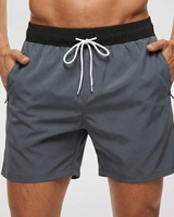 Kurze Herren-Badeshorts mit Kontrastbund in Grau