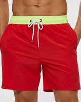 Kurze Herren-Badeshorts mit Kontrastbund in Grün Rot