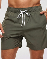 Kurze Herren-Badeshorts mit Kontrastbund in Armeegrün