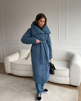 Lange Damenpufferjacke mit Gürtel und hohem Kragen in Blau
