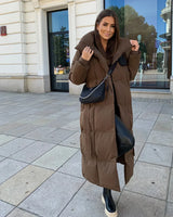 Lange Damenpufferjacke mit Gürtel und hohem Kragen in Braun