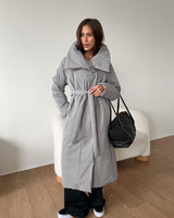 Lange Damenpufferjacke mit Gürtel und hohem Kragen in Grau