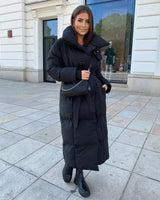 Lange Damenpufferjacke mit Gürtel und hohem Kragen in Schwarz
