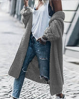 Lange Strickjacke mit Knopfverschluss und aufgesetzten Taschen in Grau