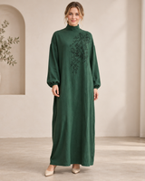 Livia | Damen Grünes Langarm Maxikleid mit Stickerei und Stehkragen in Dunkelgrün