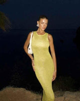 Lumi – Glitzerndes Strickkleid in Maxilänge mit Racerback in Gelb
