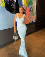 Lumi – Glitzerndes Strickkleid in Maxilänge mit Racerback in Blau