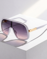 LumaVex - Sonnenbrille Im Shield Stil Mit Breit Getönten Gläsern in Weiß