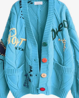 Maren | Damen Strickjacke mit Buchstaben und Knöpfen in Himmelblau