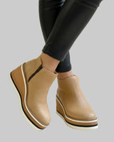 Sevilay – Stiefeletten mit Keilabsatz und Reißverschluss in Beige