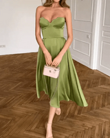Mira – Midikleid im Satin-Look mit Herzausschnitt und schwingendem Rock in Grün