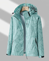 Miriam | Damen Wasserdichte Regenjacke mit Kapuze, Langer Schnitt und Muster Optik in Grün
