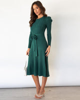 Nora – Feinstrick-Kleid mit Taillengürtel und Strukturmuster in Grün