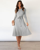 Nora – Feinstrick-Kleid mit Taillengürtel und Strukturmuster in Grau