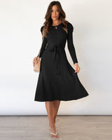 Nora – Feinstrick-Kleid mit Taillengürtel und Strukturmuster in Schwarz