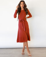 Nora – Feinstrick-Kleid mit Taillengürtel und Strukturmuster in Rot