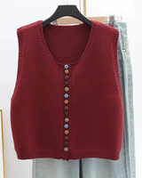 Ottilie | Damen Strickweste mit Farbigen Knöpfen in Bordeauxrot
