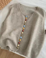 Ottilie | Damen Strickweste mit Farbigen Knöpfen in Aprikose