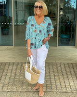 Frida | Florale Bluse mit V-Ausschnitt in Blau