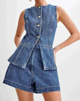 romy – ärmelloser jeans-zweiteiler mit taillierter weste & shorts in Hellblau