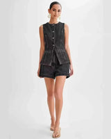 romy – ärmelloser jeans-zweiteiler mit taillierter weste & shorts in Schwarz