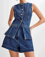 romy – ärmelloser jeans-zweiteiler mit taillierter weste & shorts in Blau
