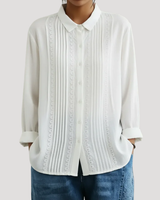 Romy | Damen Plissee Langarm Bluse mit Spitzendetails in Weiß