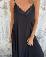 Carolina - Elegantes ärmelloses Kleid in Schwarz (Fast ausverkauft)