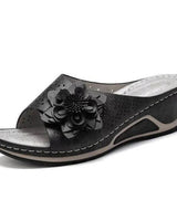 Pieterse – Orthopädische Keilabsatzsandalen Mit Blumenausschnitt in Schwarz
