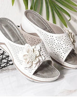 Pieterse – Orthopädische Keilabsatzsandalen Mit Blumenausschnitt in Weiß