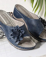 Pieterse – Orthopädische Keilabsatzsandalen Mit Blumenausschnitt in Blau