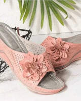 Pieterse – Orthopädische Keilabsatzsandalen Mit Blumenausschnitt in Rosa