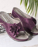 Pieterse – Orthopädische Keilabsatzsandalen Mit Blumenausschnitt in Lila