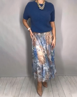 Nirosha - Elegantes Oberteil Mit Blumenmuster Und Midirock in Blau