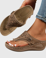 Tabitha | Damen Bequeme Sandalen mit Zehensteg in Braun