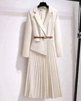 Tailliertes Plissee-Blazer-Midikleid in Beige