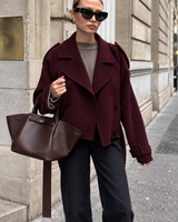 Kurzer Damen-Trenchcoat mit Gürtel und doppelter Knopfleiste – Élise in Rot