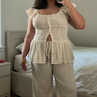 Kundinnenfoto Leinenbluse und weite Hose