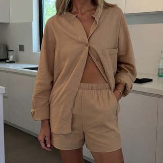 Kundinnenfoto Leinenoutfit in Sandtoenen
