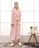 Unisex Bademantel lang mit Gürtel, Schalkragen und aufgesetzten Taschen in Rosa