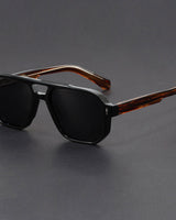 Unisex-Sonnenbrille mit Doppelsteg in quadratischer Form in Schwarz & Cognac