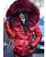 Elisee | Winterjacke mit Kunstfellkapuze und glänzendem Finish in Rouge