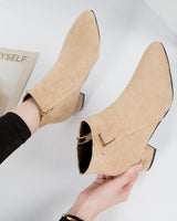 Drune | Stiefeletten - Wildleder-ähnliches Material - Spitzes Ende - Blockabsatz - Reißverschluss in Beige