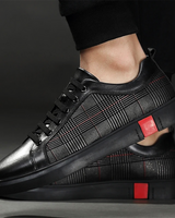 Kai - flache Sneakers mit Schnürsenkeln vorne in Schwarz
